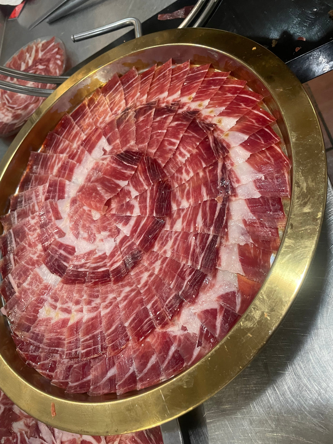 Bandeja de jamón ibérico recién cortado a cuchillo lista para servir en una boda